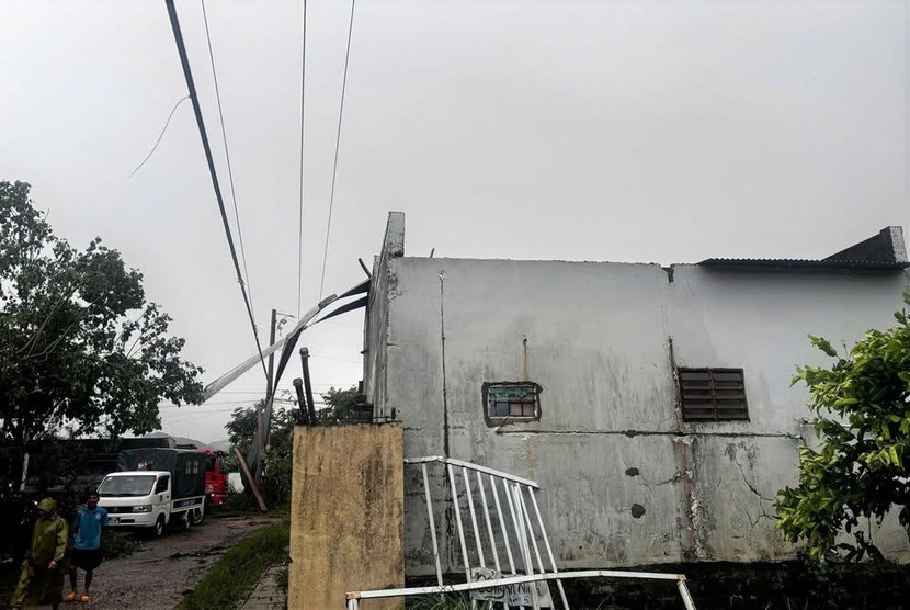 Dông lốc kèm mưa đá gây tốc mái nhà dân