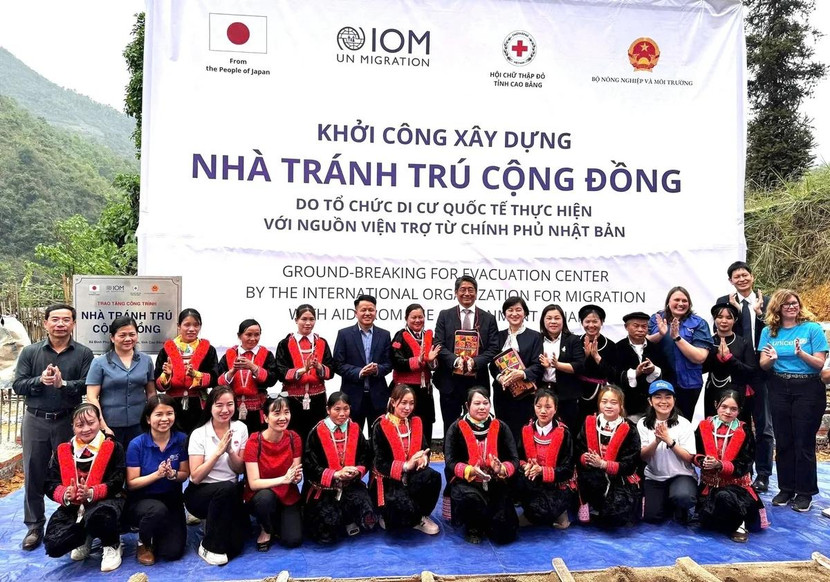 Các đại biểu cùng người dân địa phương Các đại biểu cùng người dân địa phương