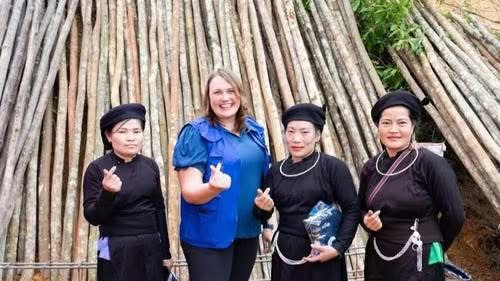 Bà Kendra Rinas, Trưởng Phái đoàn IOM Việt Nam cùng người dân địa phương (Ảnh: IOM) Bà Kendra Rinas, Trưởng Phái đoàn IOM Việt Nam cùng người dân địa phương (Ảnh: IOM)