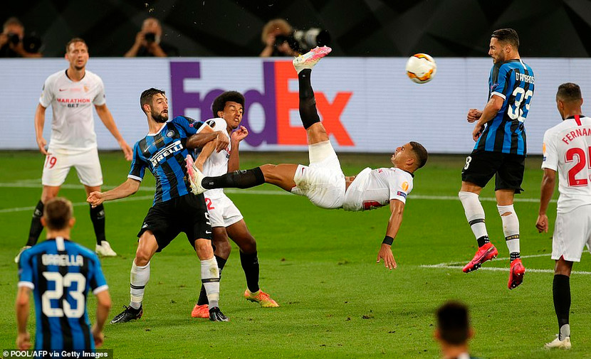 Pha móc bóng dẫn đến bàn quyết định của trận chung kết Pha móc bóng dẫn đến bàn quyết định của trận chung kết