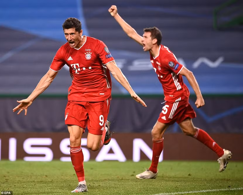 Lewandowski ấn định chiến thắng 3-0 cho Bayern