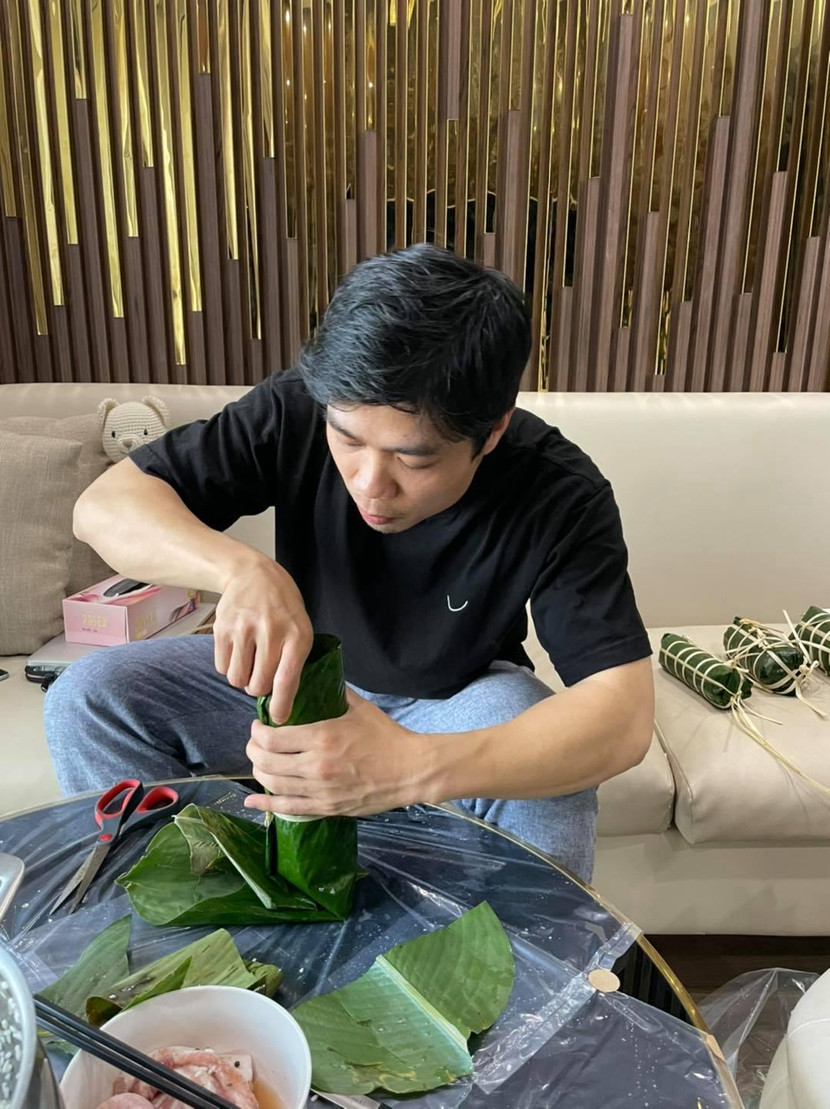 Tiền đạo của HAGL chăm chú gói bánh