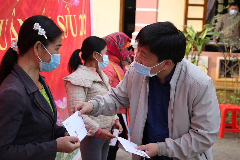 Ông Vương Thế Mẫn - Chủ tịch UBND huyện Phong Thổ trao quà cho đại diện các hộ nghèo