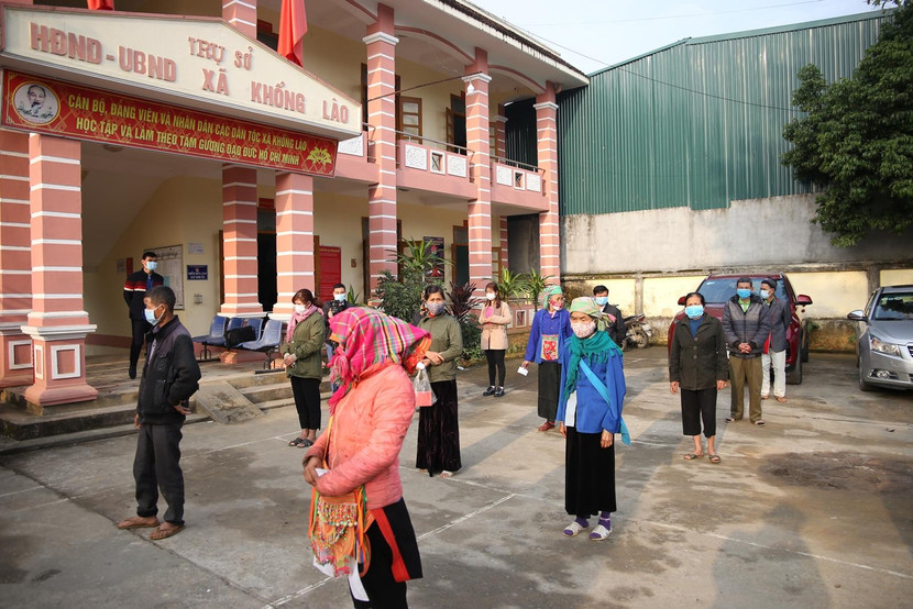 Bà con xếp hàng chờ nhận quà với tinh thần phòng, chống dịch bệnh