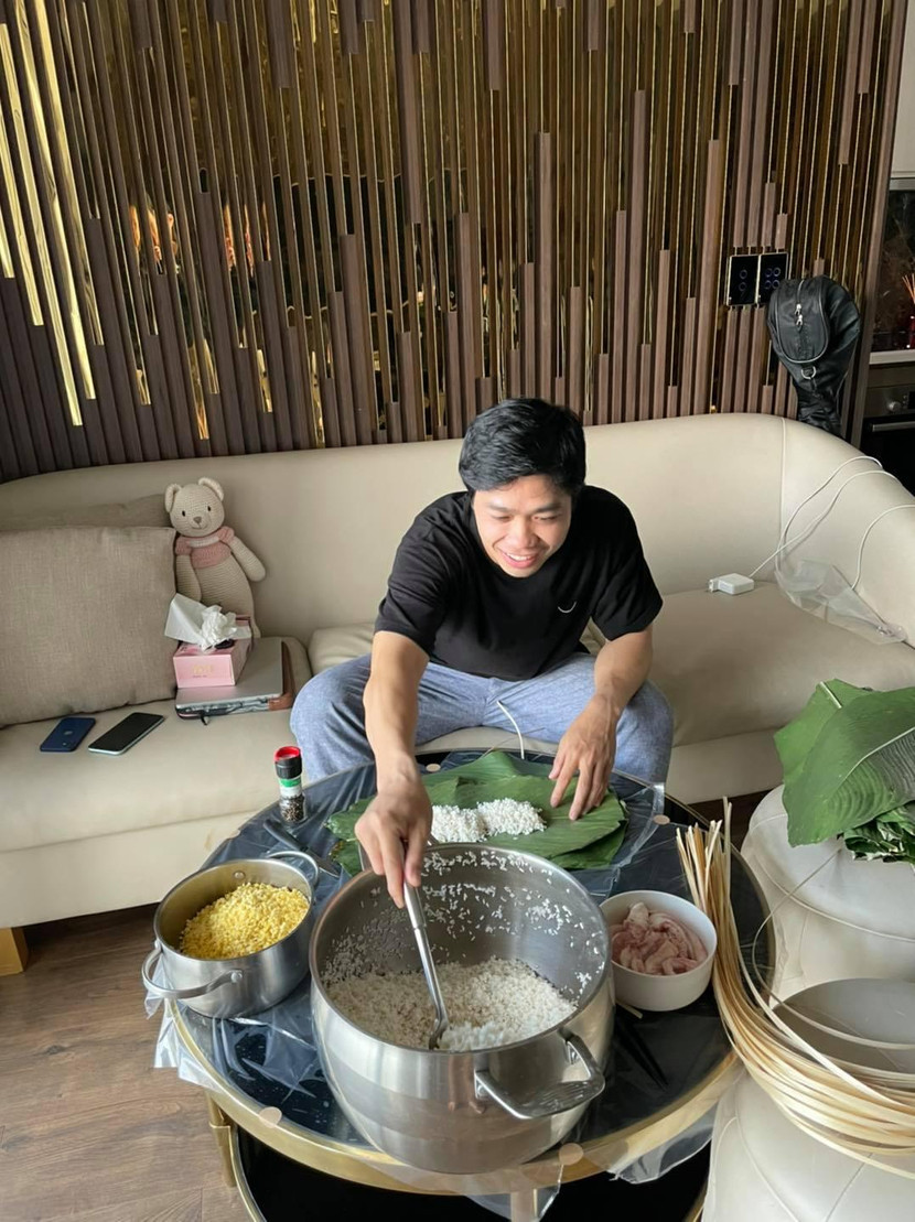Công Phượng gói bánh tét trong căn nhà sang trọng