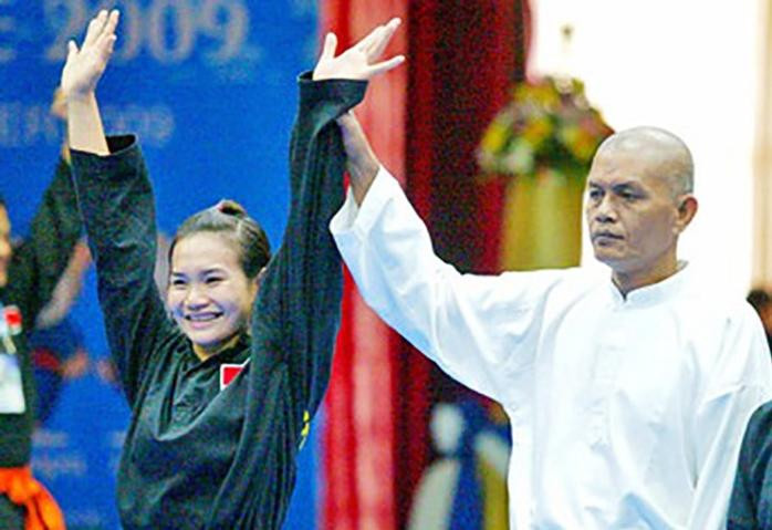 VĐV Huỳnh Thị Thu Hồng (trái)