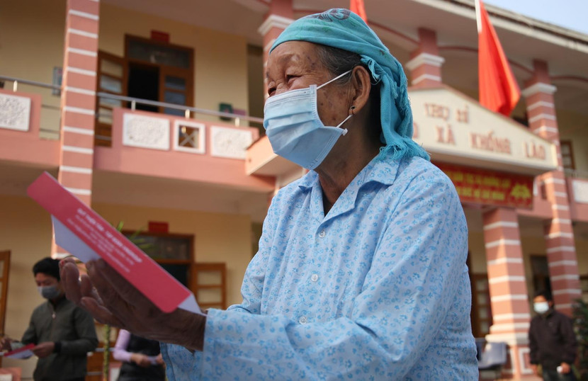 Sự xúc động và phấn khởi của người dân khi nhận quà từ đoàn công tác