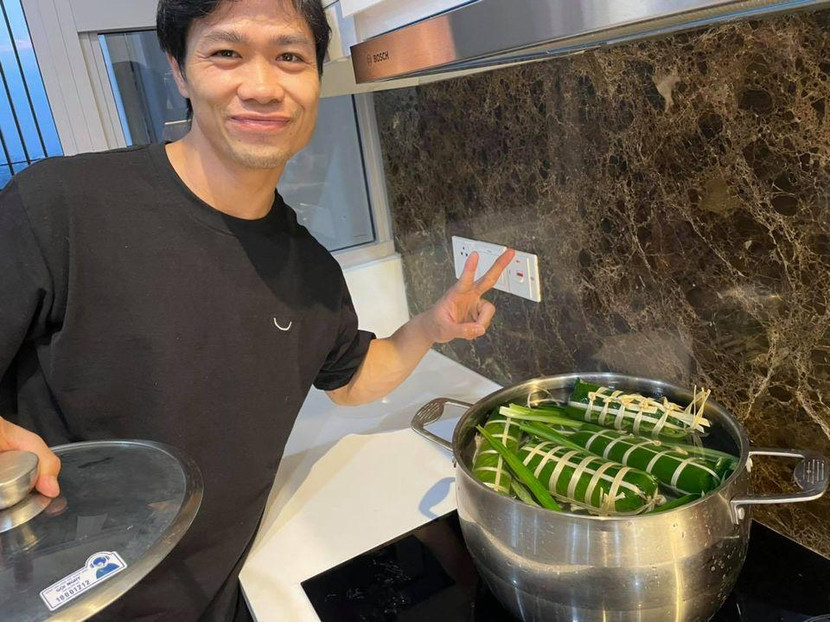 Công Phượng luộc bánh tét bằng bếp từ