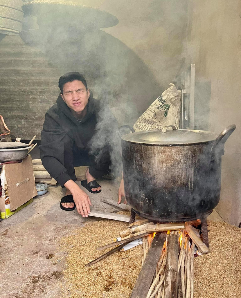 Hình ảnh vui vẻ của Đoàn Văn Hậu bên nồi bánh chưng