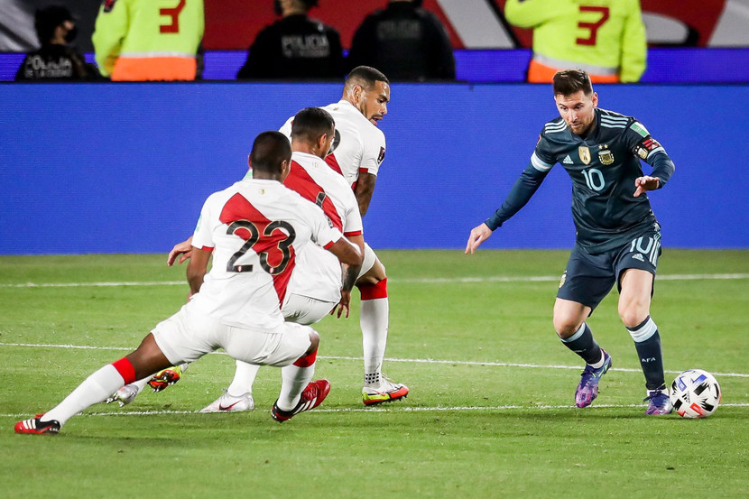 3 cầu thủ Peru cùng thất thế trước pha đi bóng của Messi