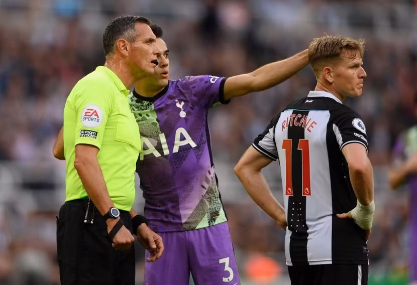 Hậu vệ Reguilon chỉ vị trí CĐV gặp nạn cho trọng tài