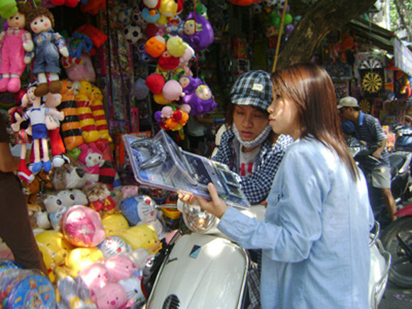 Người tiêu dùng chọn đồ chơi TQ vì mẫu mã phong phú và giá rẻ nhưng lại quên mất chúng rất độc hại