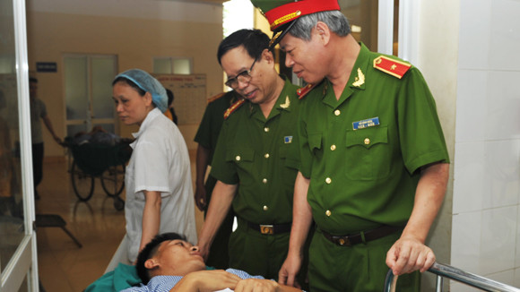 Thiếu tướng Đỗ Đình Nghị thăm, động viên Trung sỹ Bùi Văn Tuấn bên giường bệnh