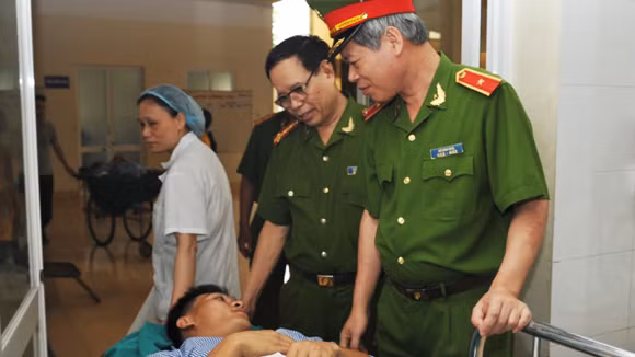 Thiếu tướng Đỗ Đình Nghị thăm, động viên Trung sỹ Bùi Văn Tuấn bên giường bệnh