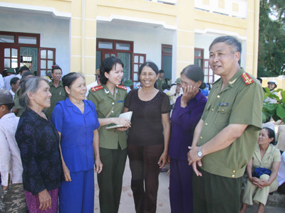 Thượng tá Vũ Kim Thành - Phó Tổng biên tập Báo ANTĐ trò chuyện với các o “C gái”