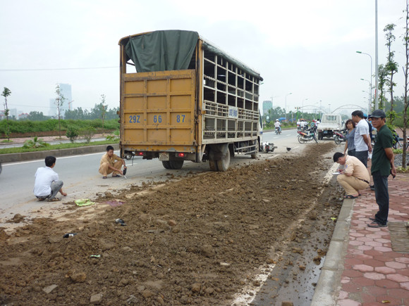 Do đi vào đoạn đường có nhiều đất đá, nên người điều khiển xe máy đã gặp nạn