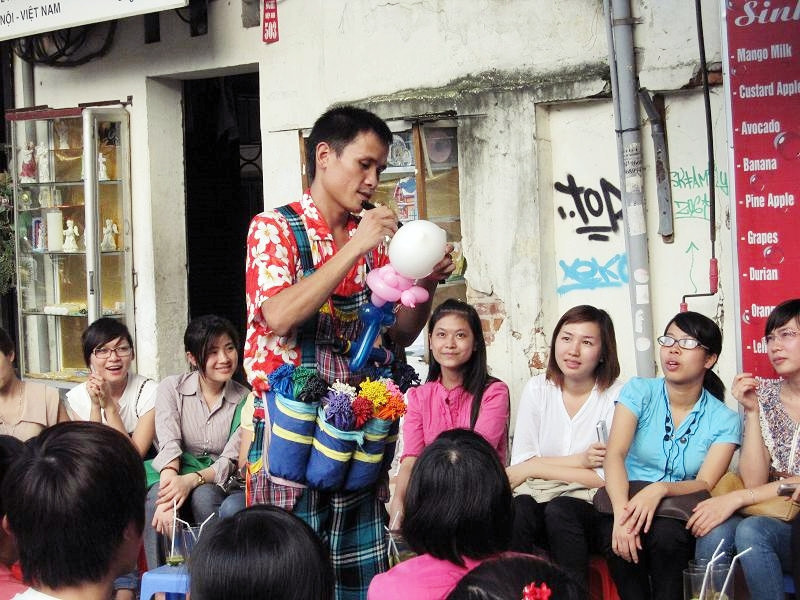 Các bạn trẻ thích thú khi được tận mắt chứng kiến nghệ thuật bóng bay Các bạn trẻ thích thú khi được tận mắt chứng kiến nghệ thuật bóng bay