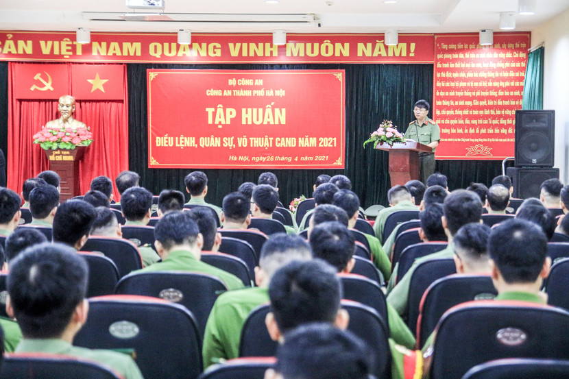 Thượng tá Nguyễn Đăng Vinh, Phó trưởng Phòng Công tác Đảng và công tác chính trị CATP Hà Nội phát biểu khai mạc lớp tập huấn