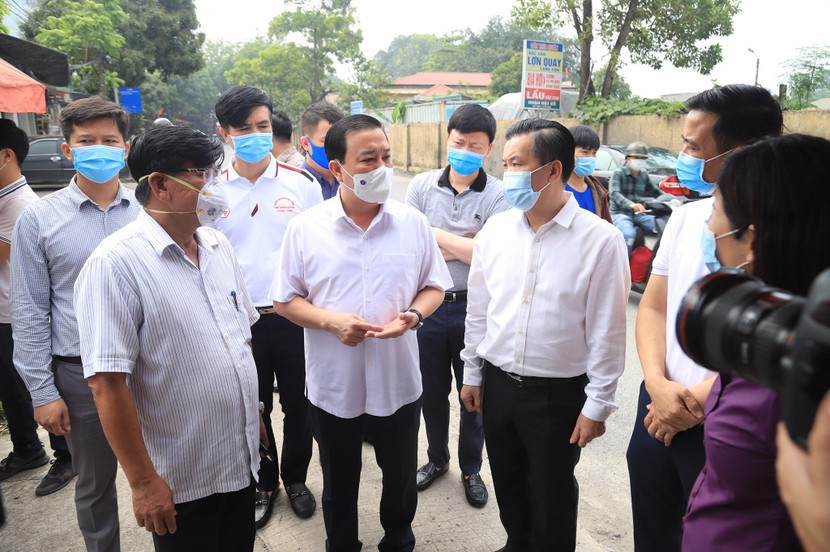 Phó Chủ tịch UBND TP Chử Xuân Dũng kiểm tra công tác phòng chống dịch Covid-19 ở huyện Đông Anh sáng 30-4