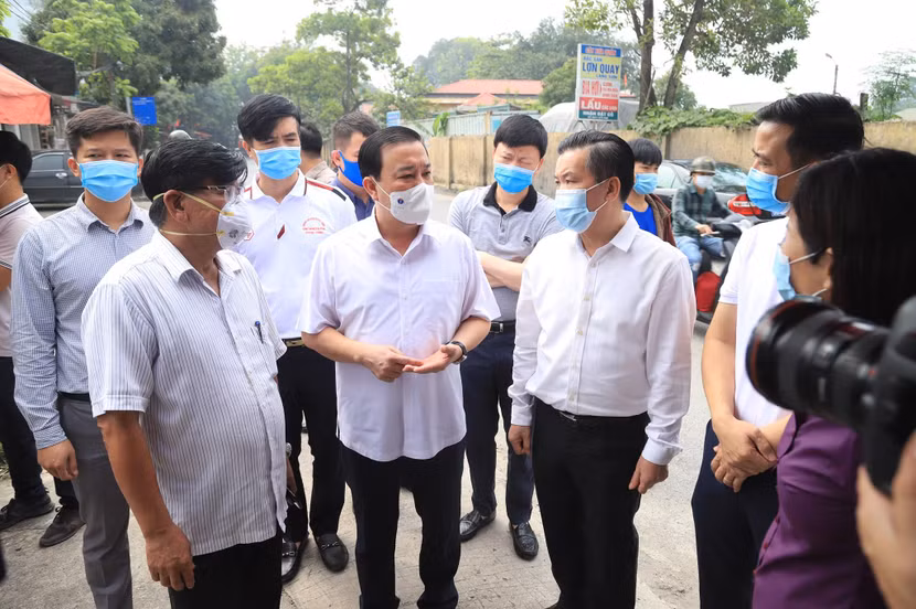 Phó Chủ tịch UBND TP Chử Xuân Dũng kiểm tra công tác phòng chống dịch Covid-19 ở huyện Đông Anh sáng 30-4 Phó Chủ tịch UBND TP Chử Xuân Dũng kiểm tra công tác phòng chống dịch Covid-19 ở huyện Đông Anh sáng 30-4