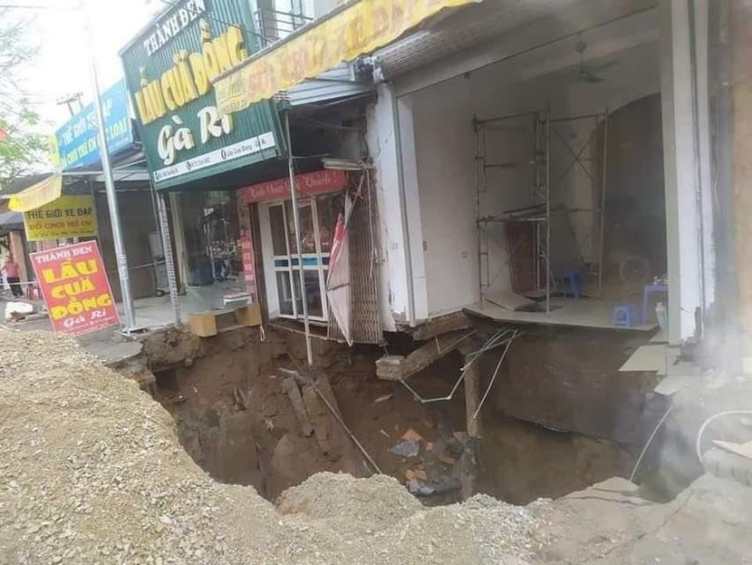 "Hố tử thần" sâu 5 mét do sụt lở khi đào giếng ở huyện Chương Mỹ "Hố tử thần" sâu 5 mét do sụt lở khi đào giếng ở huyện Chương Mỹ