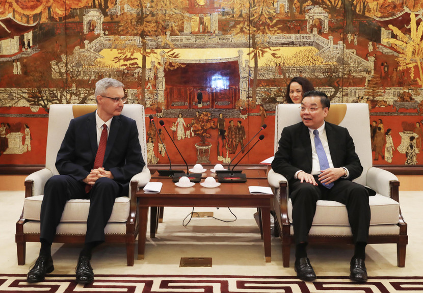 Chủ tịch UBND TP Hà Nội Chu Ngọc Anh trao đổi cùng Đại sứ Cộng hòa Pháp tại Việt Nam Nicolas Warnery Chủ tịch UBND TP Hà Nội Chu Ngọc Anh trao đổi cùng Đại sứ Cộng hòa Pháp tại Việt Nam Nicolas Warnery