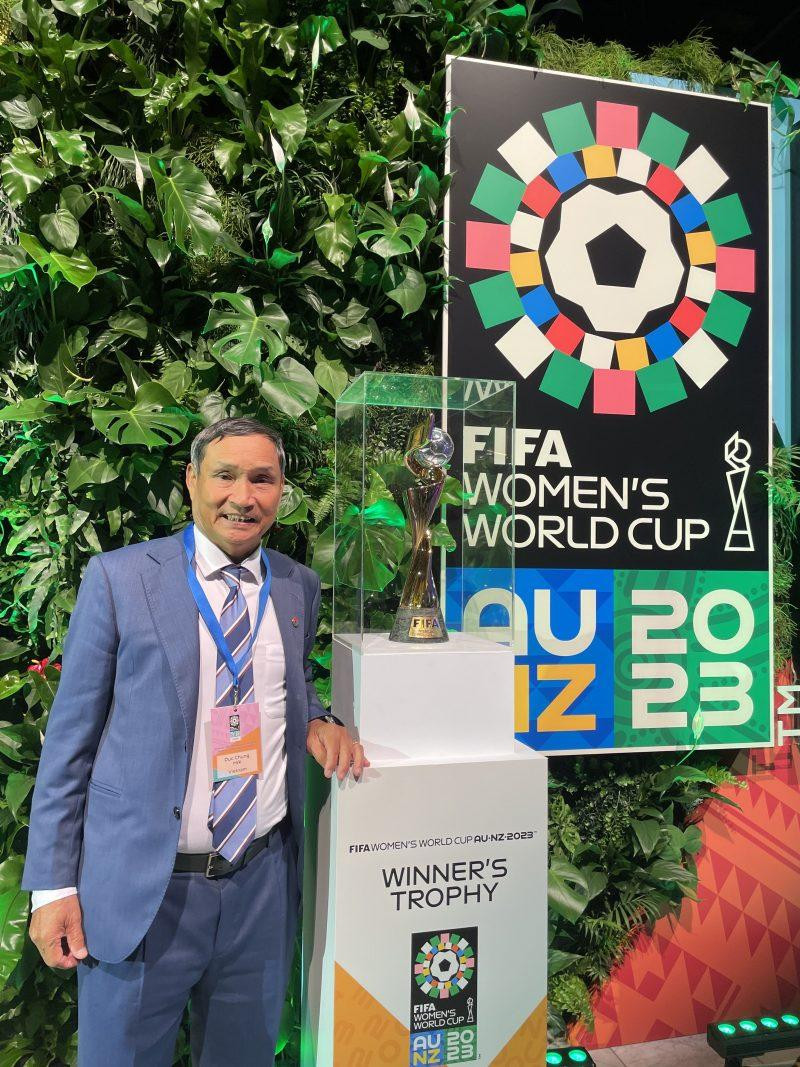 HLV Mai Đức Chung bên chiếc cúp vô địch bóng đá nữ thế giới HLV Mai Đức Chung bên chiếc cúp vô địch bóng đá nữ thế giới