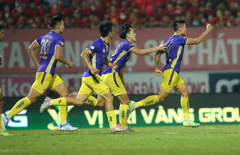 Tuấn Hải (phải) ghi 2 bàn nhưng không đủ giúp Hà Nội có điểm