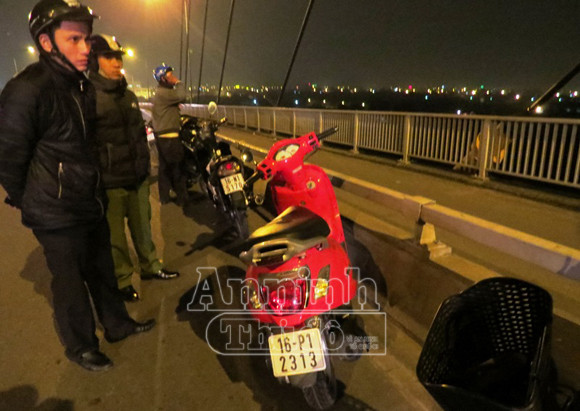 Một phụ nữ nhảy cầu tự tử lúc chập tối ảnh 2