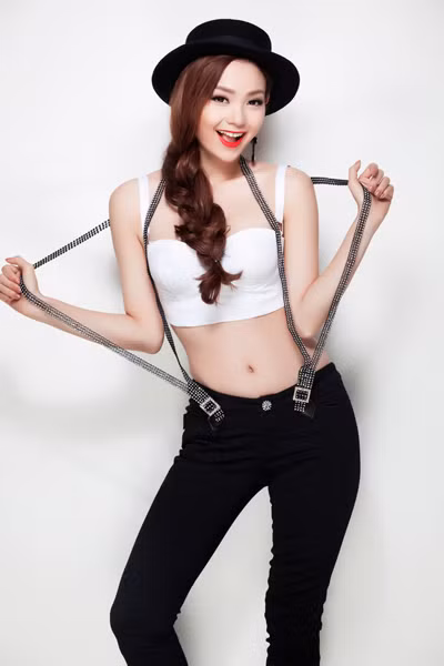 Minh Hằng nóng bỏng với bikini và crop-top ảnh 6