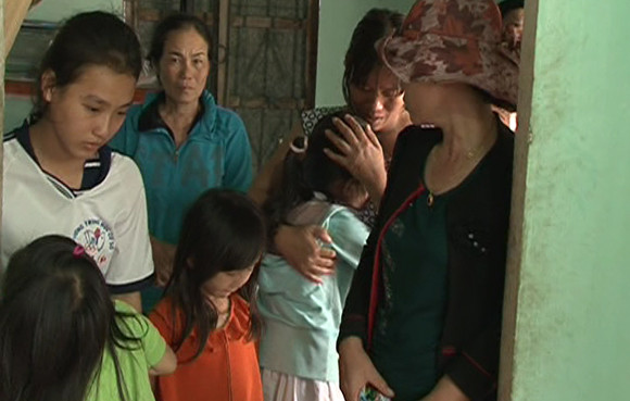 Thảm cảnh đau lòng của 4 đứa trẻ mất bố, mẹ sau tai nạn ảnh 1 Thảm cảnh đau lòng của 4 đứa trẻ mất bố, mẹ sau tai nạn ảnh 1