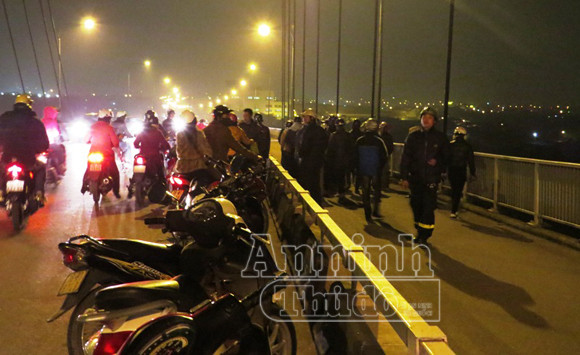 Một phụ nữ nhảy cầu tự tử lúc chập tối ảnh 1