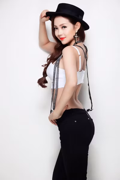Minh Hằng nóng bỏng với bikini và crop-top ảnh 5