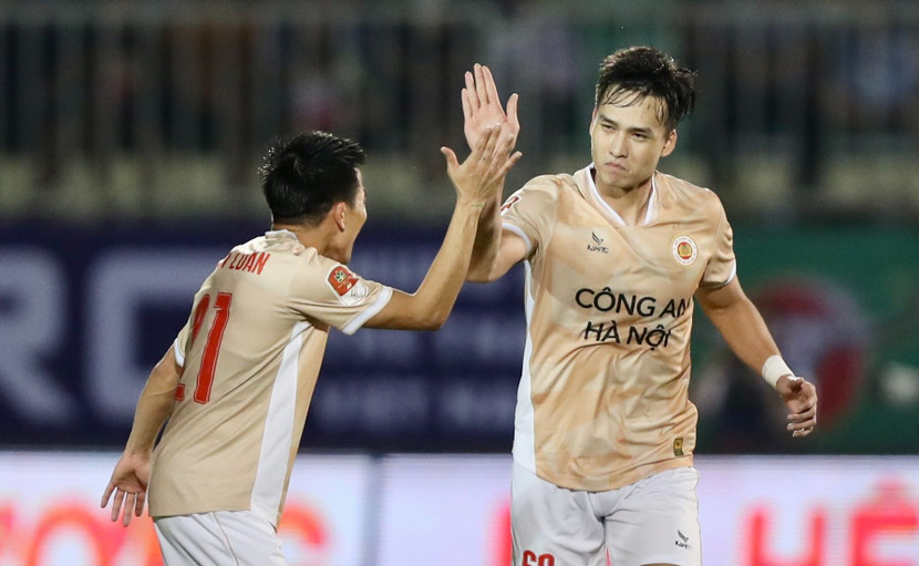 Tân binh Việt Anh (phải) ghi bàn đầu tiên cho Công an Hà Nội