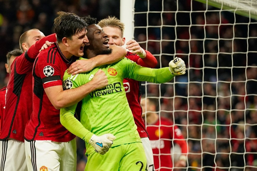 Onana được chúc mừng sau khi cản phá thành công quả 11m ở phút 90+7