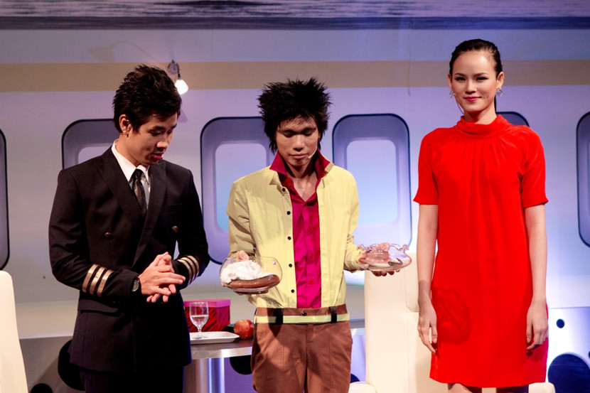 Tuyết Lan với nụ cười thường trực trên môi Trò chuyện và chia sẻ kinh nghiệm giảm cân cho phái đẹp Tham gia vào cuộc thi bắt lươn với MC Nguyên Khang