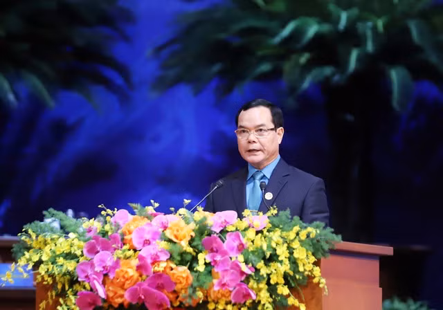 Chủ tịch Tổng Liên đoàn Lao động Việt Nam Nguyễn Đình Khang phát biểu tại Đại hội Chủ tịch Tổng Liên đoàn Lao động Việt Nam Nguyễn Đình Khang phát biểu tại Đại hội