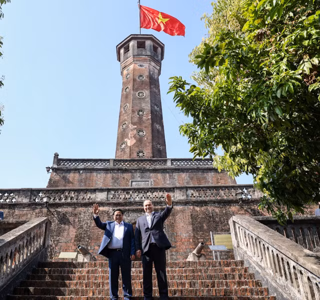 Thủ tướng Phạm Minh Chính và Thủ tướng Belarus Roman Golovchenko chụp ảnh lưu niệm tại Cột cờ Hà Nội