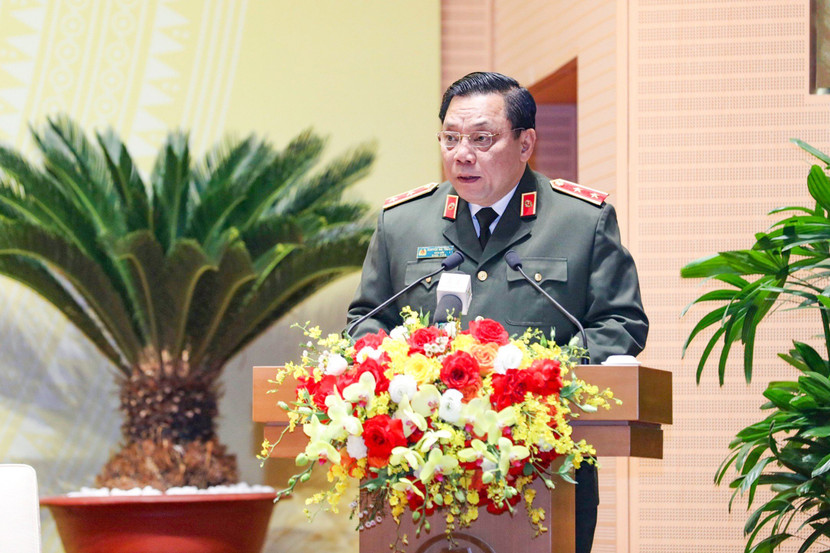 Trung tướng Nguyễn Hải Trung, Giám đốc CATP Hà Nội trình bày tờ trình tại kỳ họp Trung tướng Nguyễn Hải Trung, Giám đốc CATP Hà Nội trình bày tờ trình tại kỳ họp