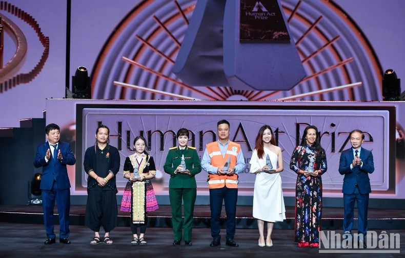 Ban tổ chức trao giải cho hạng mục Dự án Truyền cảm hứng Ban tổ chức trao giải cho hạng mục Dự án Truyền cảm hứng