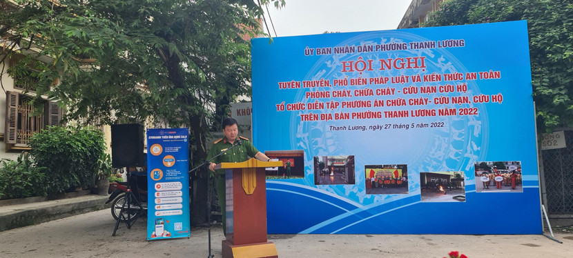 Trung tá Nguyễn Hải Hưng, Đội trưởng Đội Cảnh sát PCCC và CNCH - Công an quận Hai Bà Trưng phố biến những kiến thức pháp luật và an toàn về phòng cháy cho lực lượng dân phòng và người dân phường Thanh Lương.