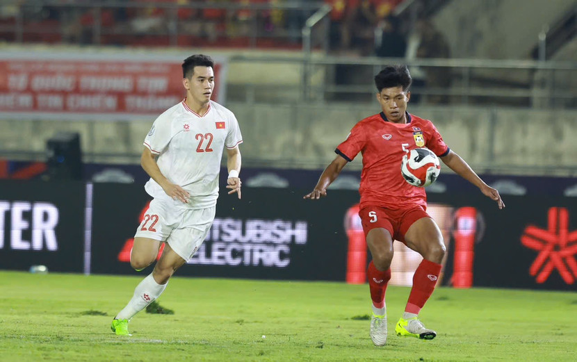Tiến Linh (trái) mờ nhạt trong hiệp 1 nhưng vẫn ghi bàn ở trận gặp Lào (Ảnh: VNN)