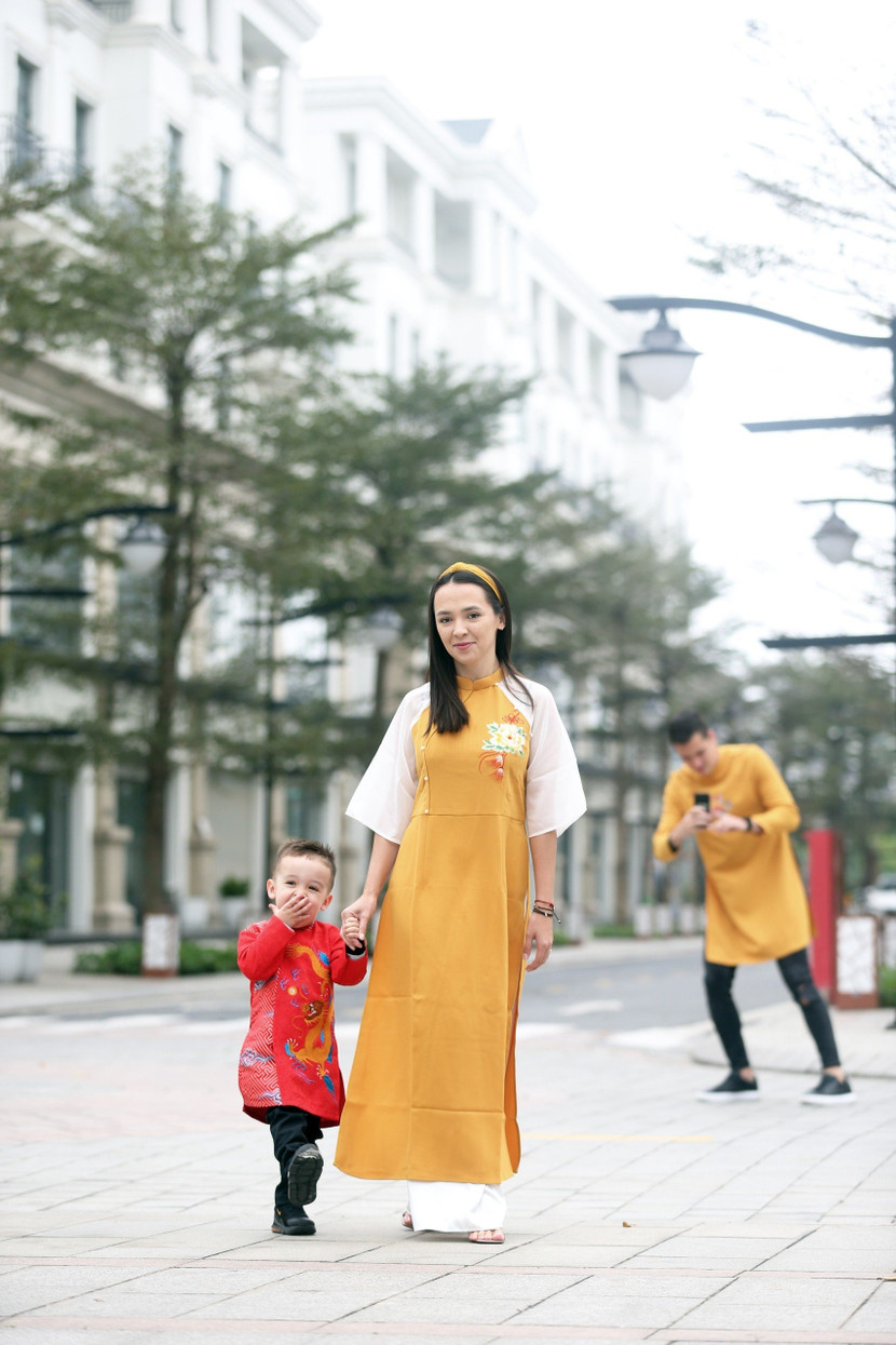 Gia đình Nguyễn Filip trong tà áo dài truyền thống