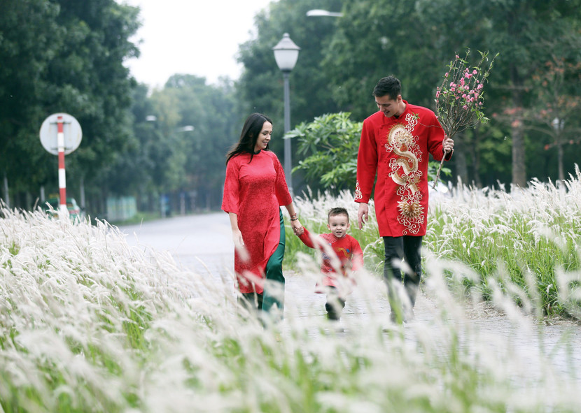 Nguyễn Filip hạnh phúc bên vợ con trong cái Tết đầu tiên ở Việt Nam