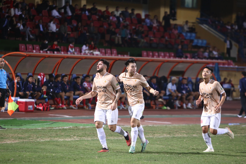 Jeferson (trái) mở tỉ số cho Công an Hà Nội FC