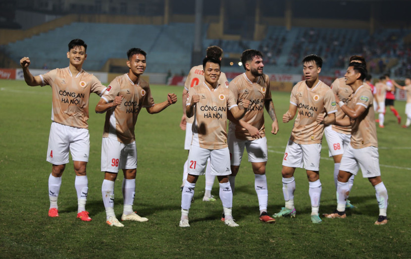 Đương kim vô địch có màn trở lại như mơ