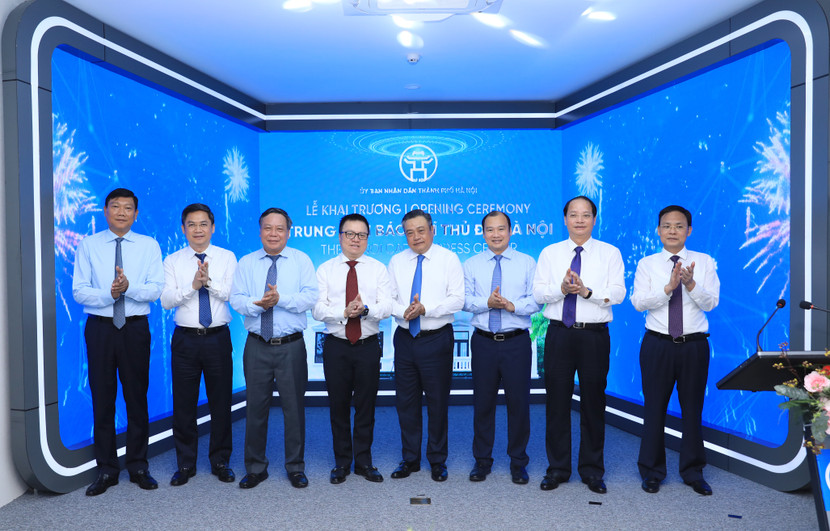 Các đồng chí lãnh đạo, đại biểu chúc mừng Trung tâm Báo chí Thủ đô Hà Nội chính thức hoạt động