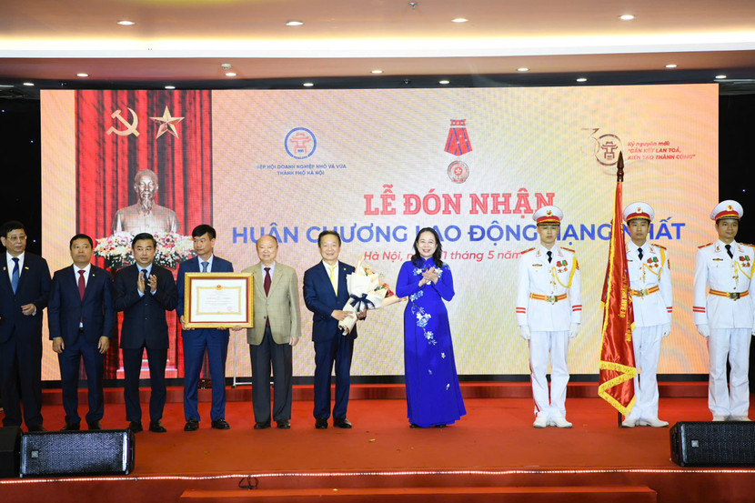 Phó Chủ tịch nước Võ Thị Ánh Xuân trao tặng Huân chương Lao động hạng Nhất cho Hiệp hội Doanh nghiệp nhỏ và vừa TP Hà Nội Phó Chủ tịch nước Võ Thị Ánh Xuân trao tặng Huân chương Lao động hạng Nhất cho Hiệp hội Doanh nghiệp nhỏ và vừa TP Hà Nội
