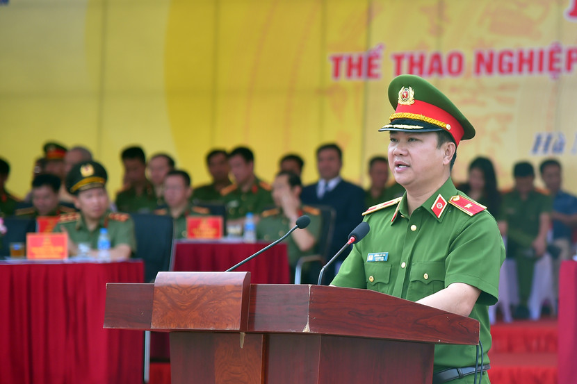 Thiếu tướng Dương Đức Hải, Phó Giám đốc CATP Hà Nội phát biểu tại Lễ Khai mạc Vòng chung kết Hội thi thể thao nghiệp vụ chữa cháy và cứu nạn, cứu hộ 2025