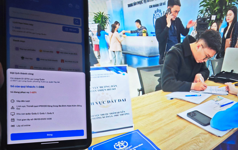 Người dân có thể lấy số thứ tự trực tuyến qua ứng dụng iHanoi khi đến Trung tâm phục vụ hành chính công Hà Nội từ hôm nay Người dân có thể lấy số thứ tự trực tuyến qua ứng dụng iHanoi khi đến Trung tâm phục vụ hành chính công Hà Nội từ hôm nay